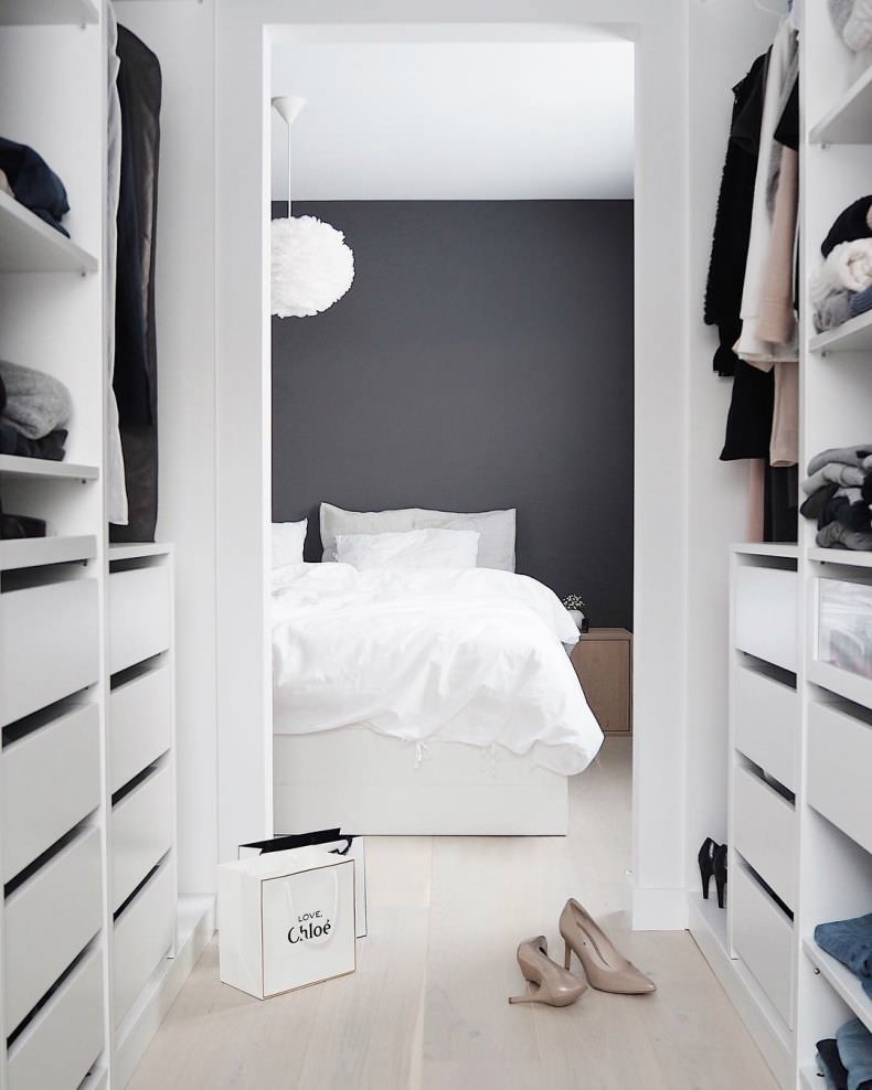 Маленькая гардеробная комната с белыми полками: фото